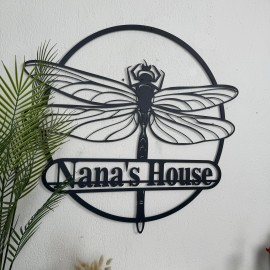 Metal Duvar Dekoru - Kişiye Özel Yelkenkanatlı Monogram, Çiftlik Tabelası, Metal İsim Tabelası, Kapı Askısı, Ev Hediyesi, DRAGONFLY Monogram