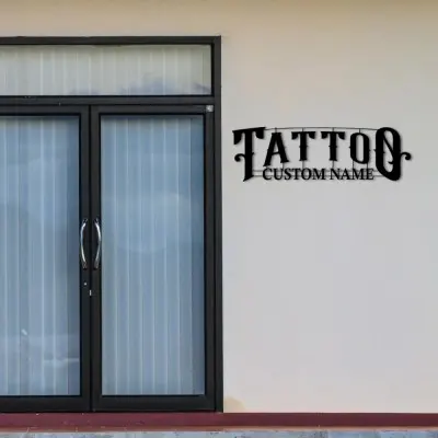 Kişiye Özel Metal Dövme Duvar Tablosu – Dövme Temalı Duvar Dekoru, Monogramlı Özel Tabela, Kişisel İsimli Stüdyo Tabelası, Dövme Dükkanı Duvar Süsü