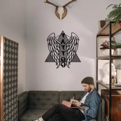 Dövme ve Melek Kanatları Temalı Metal Duvar Tablosu – Dövme Duvar Dekoru, Dövme Stüdyosu Süsü, Dövme Sanatçısına Hediye, Dövme Dükkanı Tabelası