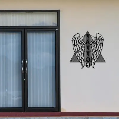 Dövme ve Melek Kanatları Temalı Metal Duvar Tablosu – Dövme Duvar Dekoru, Dövme Stüdyosu Süsü, Dövme Sanatçısına Hediye, Dövme Dükkanı Tabelası