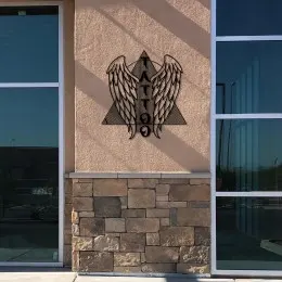 Dövme ve Melek Kanatları Temalı Metal Duvar Tablosu – Dövme Duvar Dekoru, Dövme Stüdyosu Süsü, Dövme Sanatçısına Hediye, Dövme Dükkanı Tabelası