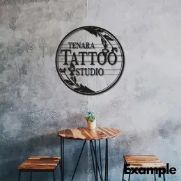 Kişiye Özel İsim ve Çiçek Tasarımlı Metal Dövme Tabelası – Dövme Stüdyosu Dekoru, Dövme Sanatçısına Hediye, Dövme Temalı Duvar Süsü, Stüdyo Tabelası