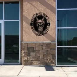 Kişiye Özel İsimli ve Kafatası Temalı Dövme Tabelası – Metal Duvar Dekoru, Dövme Sanatçısına Hediye, Dövme Stüdyosu Süsü, Stüdyo Tabelası