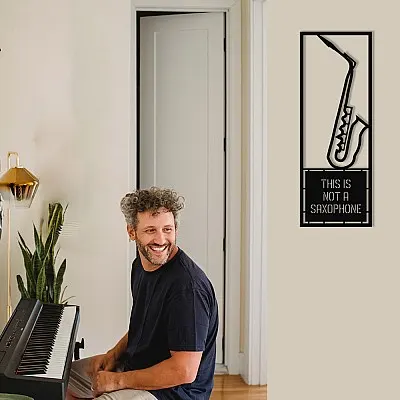 Çerçeve İçinde This İs Not A Saxophone Tasarım Metal Tablosu 70x25cm